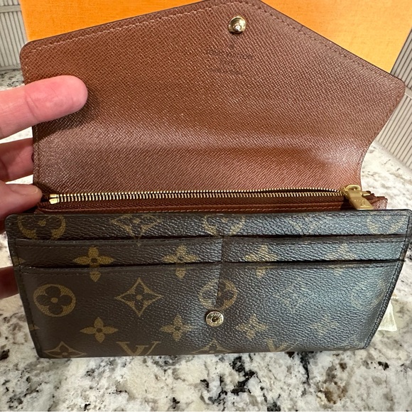Authentic LOUIS VUITTON Sarah Wallet - Picture 4 of 5